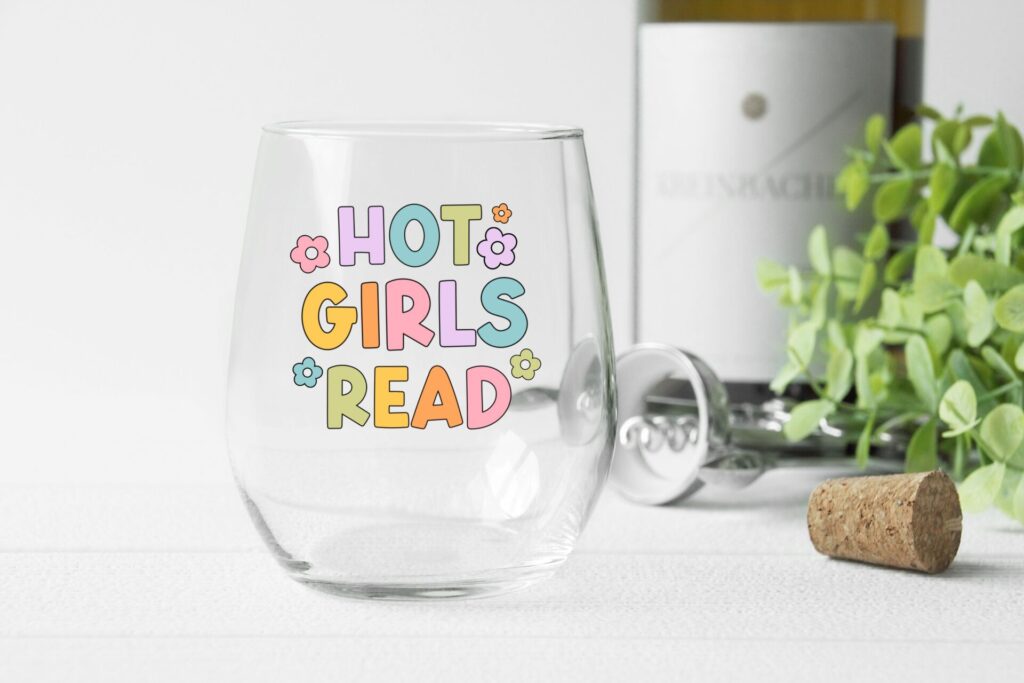 Hot Girls Read Wine Glass – 470ml Stemless Glass for Book Lovers & Readers